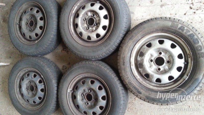 Zimní pneu s disky na Škoda Felicia a další - foto 1