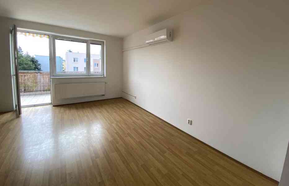 PROSTORNÝ BYT 3+1 K PRONÁJMU V IVANČICÍCH - foto 8