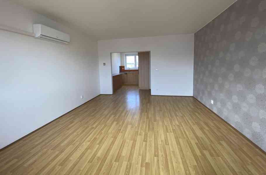 PROSTORNÝ BYT 3+1 K PRONÁJMU V IVANČICÍCH - foto 9