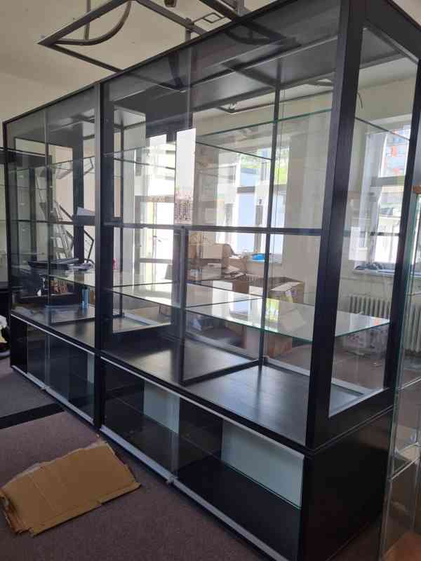 Skleněné vitríny/ regály/ vybavení prodejny za odvoz Brno