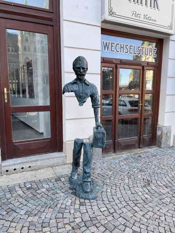 Cestující travelers bronzová socha 183cm styl  - foto 1