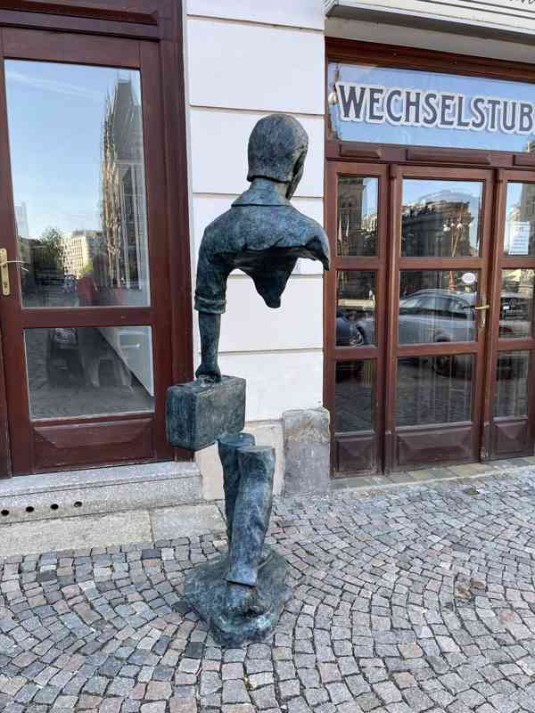 Cestující travelers bronzová socha 183cm styl  - foto 5