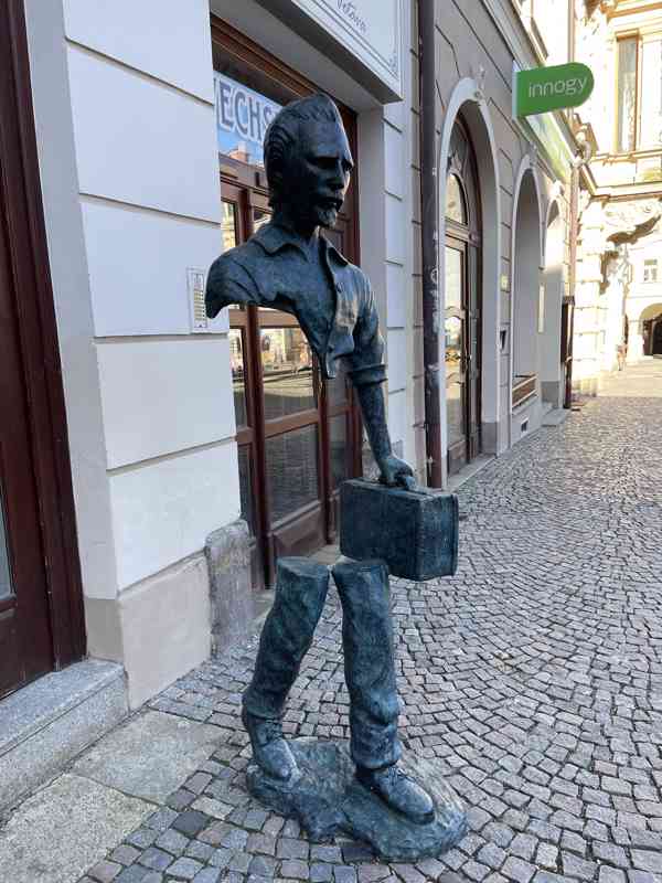 Cestující travelers bronzová socha 183cm styl  - foto 3