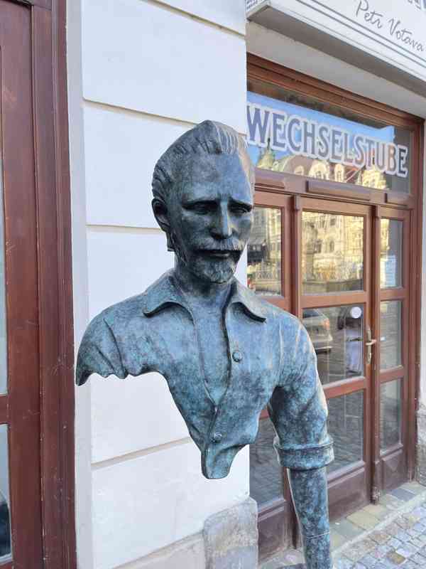 Cestující travelers bronzová socha 183cm styl  - foto 2