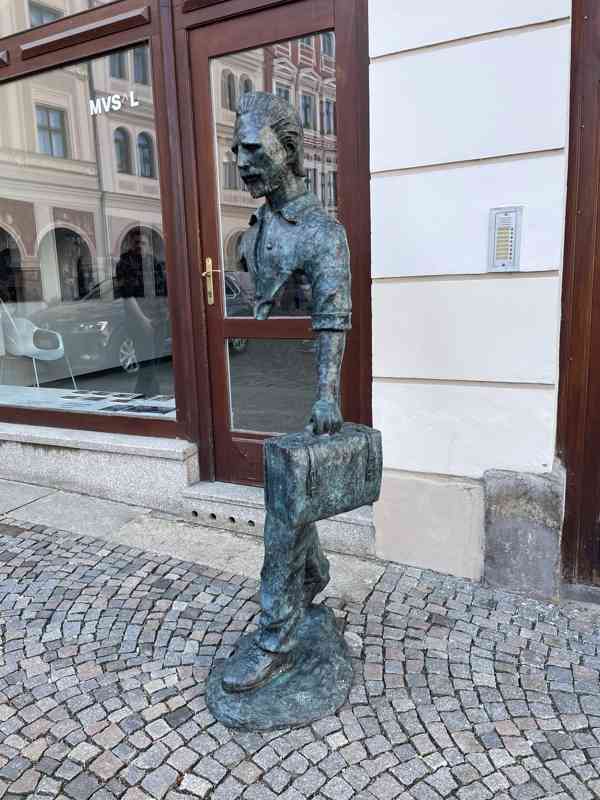Cestující travelers bronzová socha 183cm styl  - foto 4