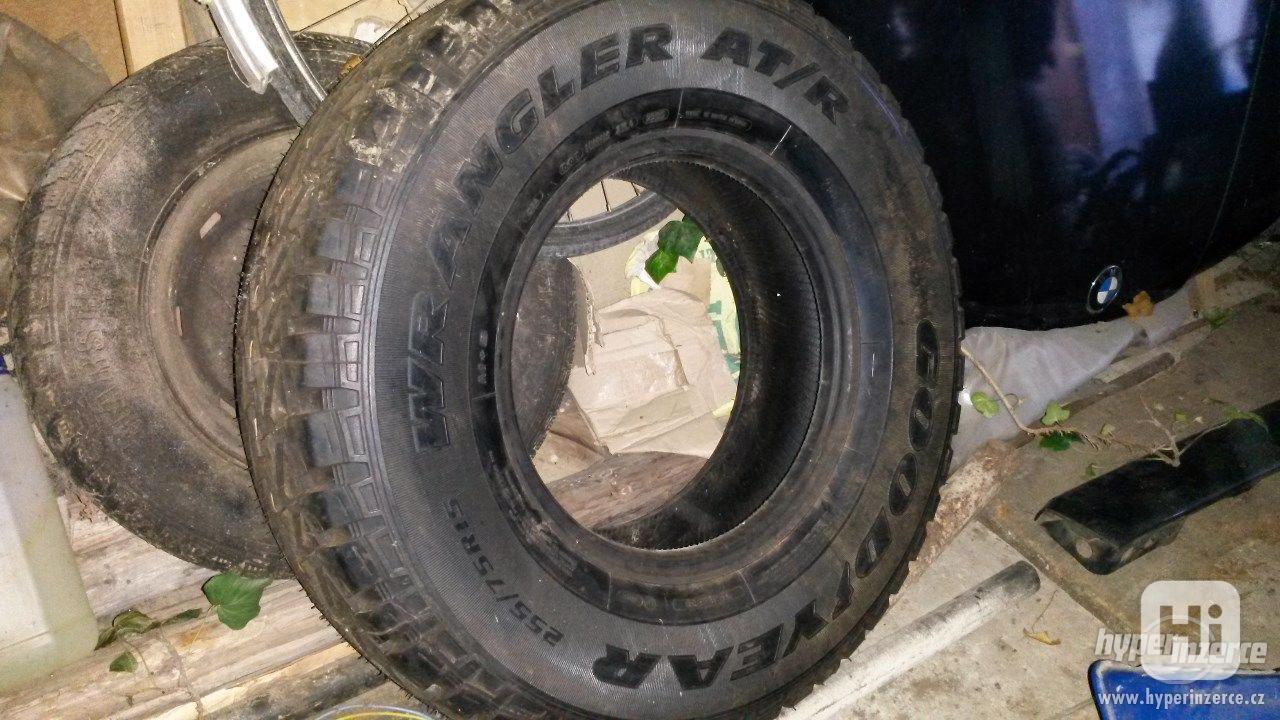 Prodám pneu Goodyear Wrangler AT/R 255/75 R15 .NOVÁ. - foto 1