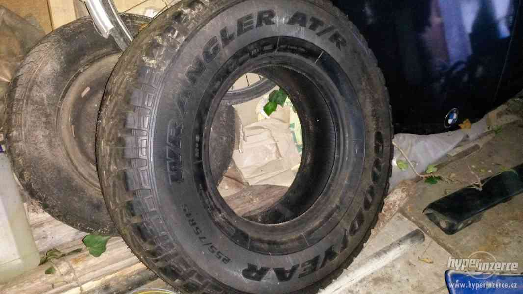 Prodám pneu Goodyear Wrangler AT/R 255/75 R15 .NOVÁ.