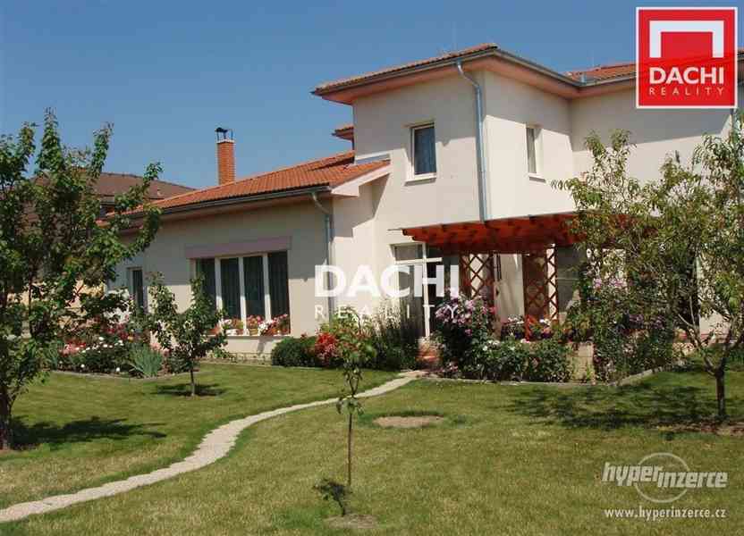 Prodej rodinného domu 7+kk s dvojgaráží a zahradou o výměře 1610m2 v obci Senohraby, okr. Praha - Vý - foto 2