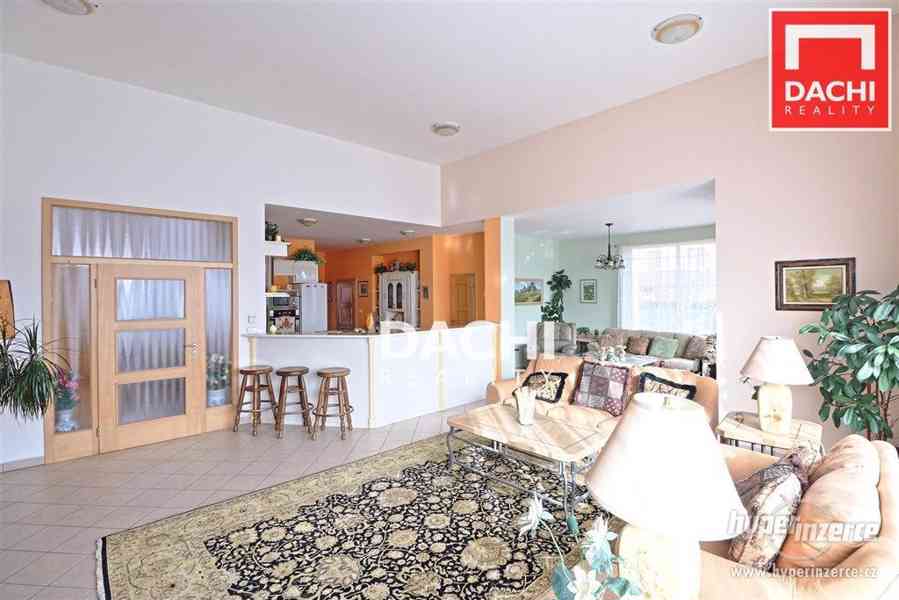 Prodej rodinného domu 7+kk s dvojgaráží a zahradou o výměře 1610m2 v obci Senohraby, okr. Praha - Vý - foto 28