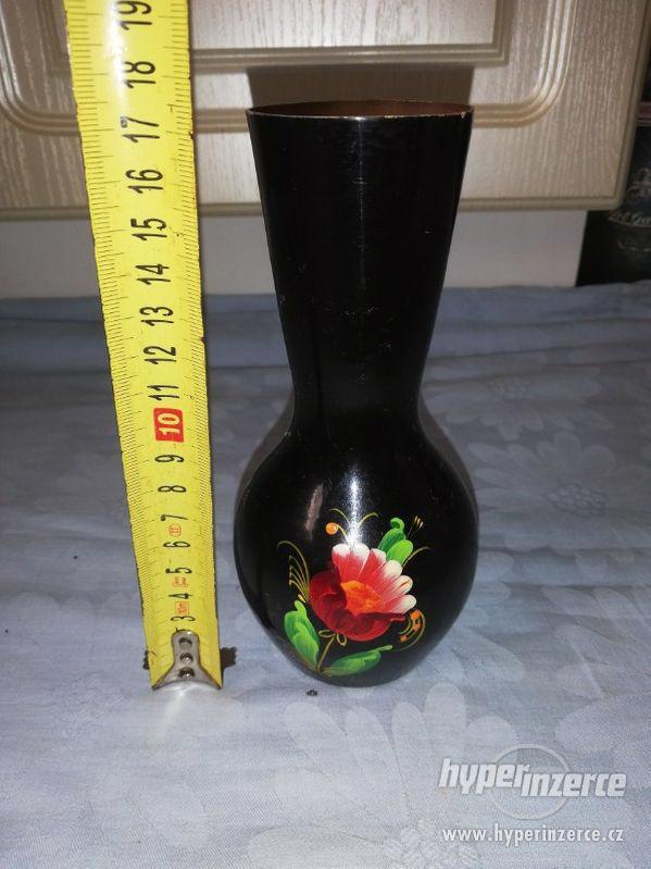 Kovová váza s květinami - foto 2