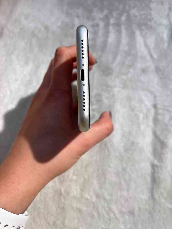 Mobilní telefon iPhone XR bílé barvy, 128 GB - foto 4