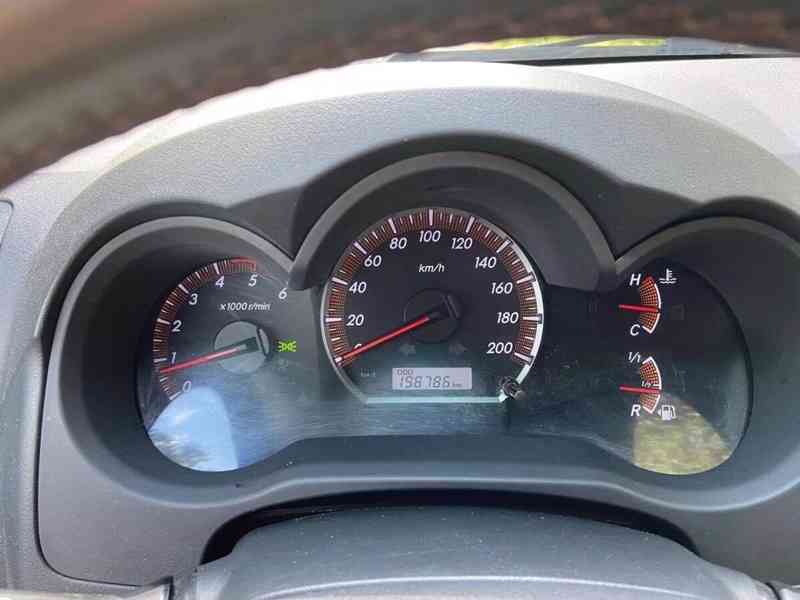 Toyota Hilux 2.5 D-4D Double Cab Life 106kw - foto 9