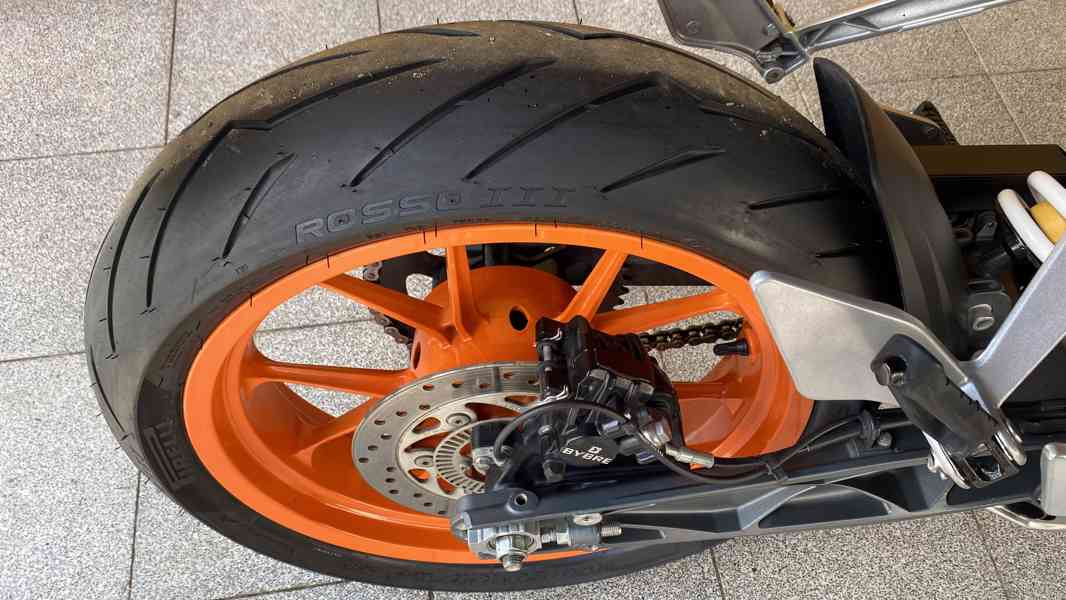 KTM DUKE 390 / ABS / nové pneu/2016/ TOP STAV / 1.majitelka - foto 12