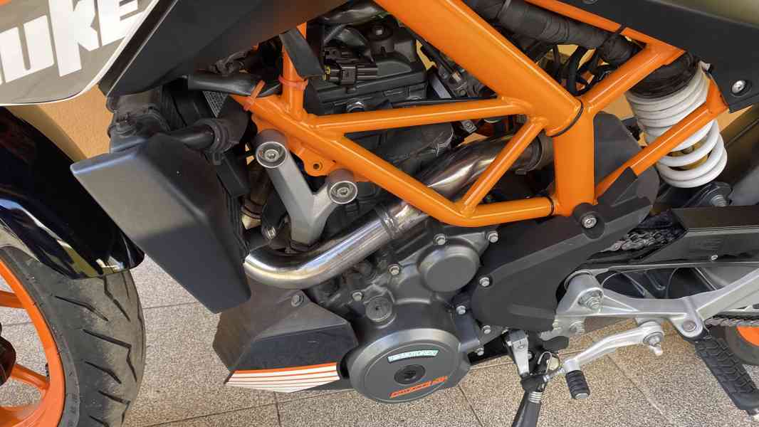 KTM DUKE 390 / ABS / nové pneu/2016/ TOP STAV / 1.majitelka - foto 10