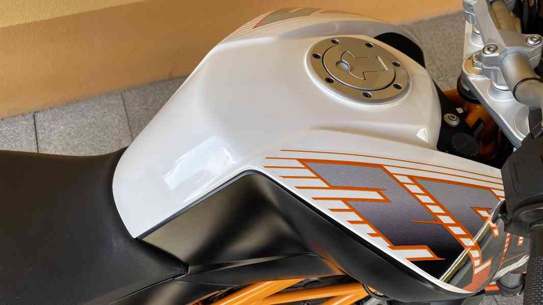 KTM DUKE 390 / ABS / nové pneu/2016/ TOP STAV / 1.majitelka - foto 8