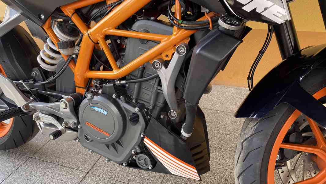 KTM DUKE 390 / ABS / nové pneu/2016/ TOP STAV / 1.majitelka - foto 9