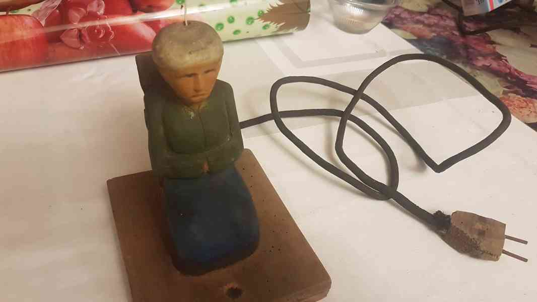 Podomácky vyrobená lampička jako uhlíř s putnou na zádech - foto 3