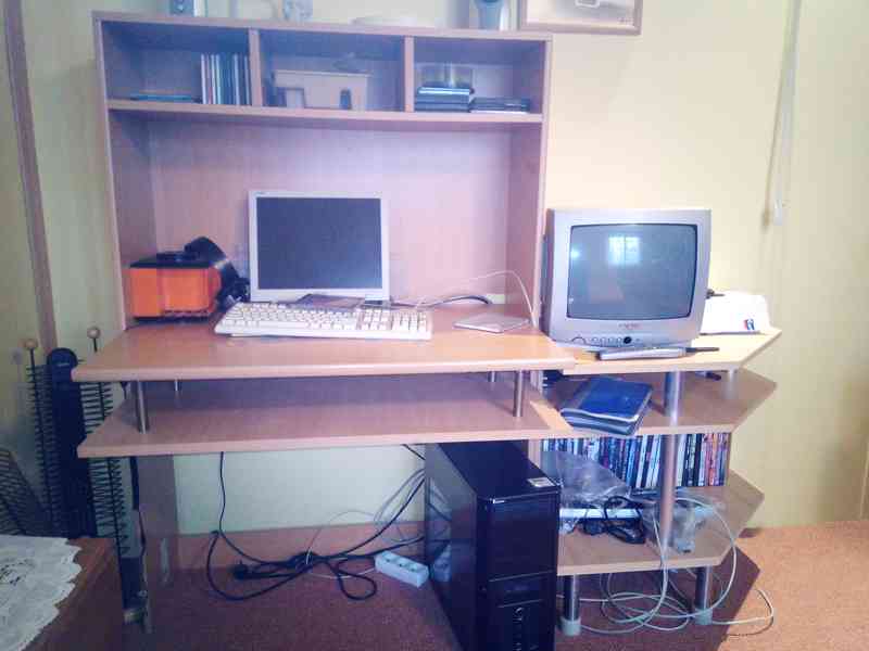 Velký počítačový stůl - foto 9