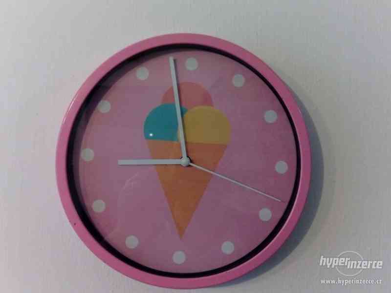 Prodám růžové nástěnné hodiny s motivem zmrzliny - foto 1