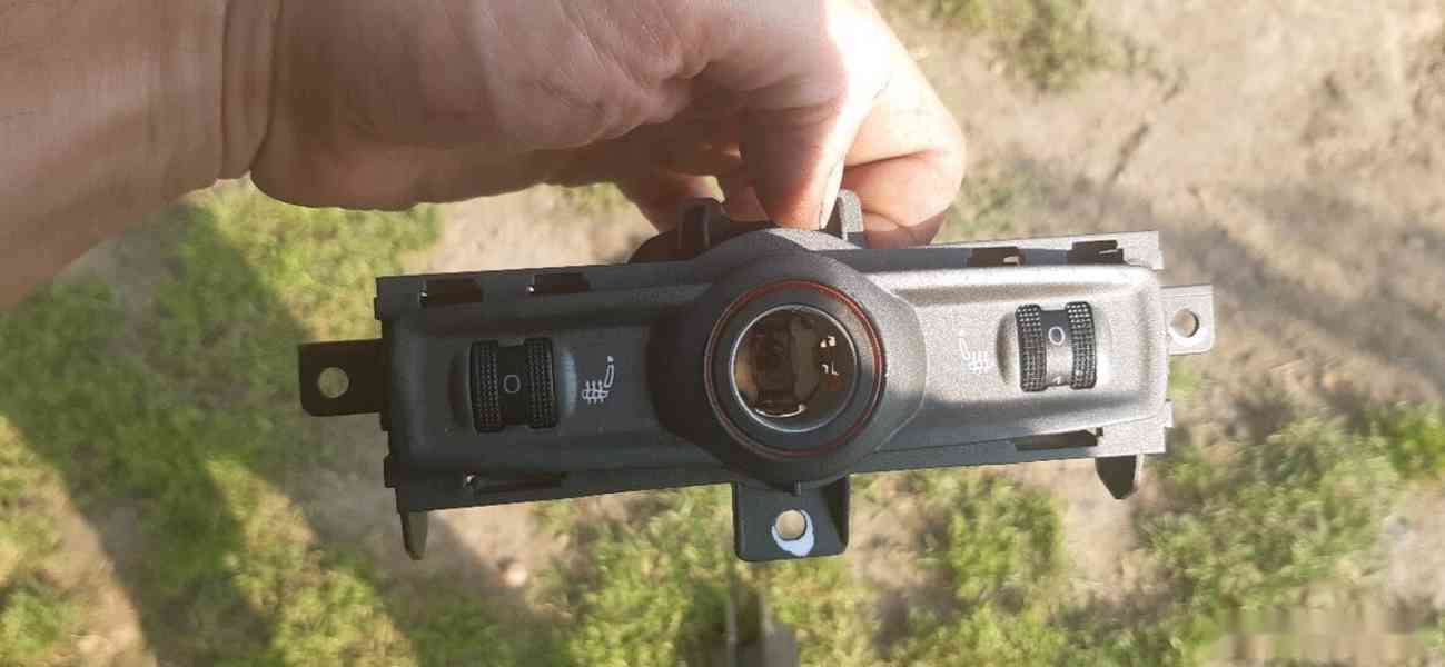 Audi A6 C6 SEDAN zapalovač Panel - foto 1