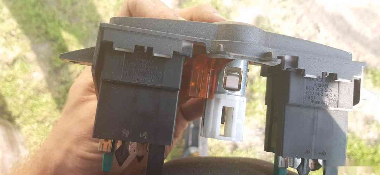 Audi A6 C6 SEDAN zapalovač Panel - foto 3