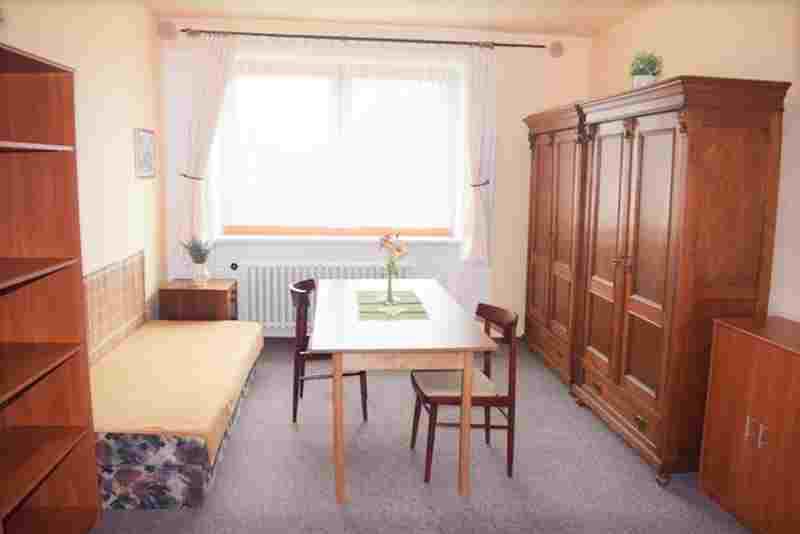 1 STUDENTKA, 2.lůž. pok. s balkonem, dívčí byt 3+1 - foto 2