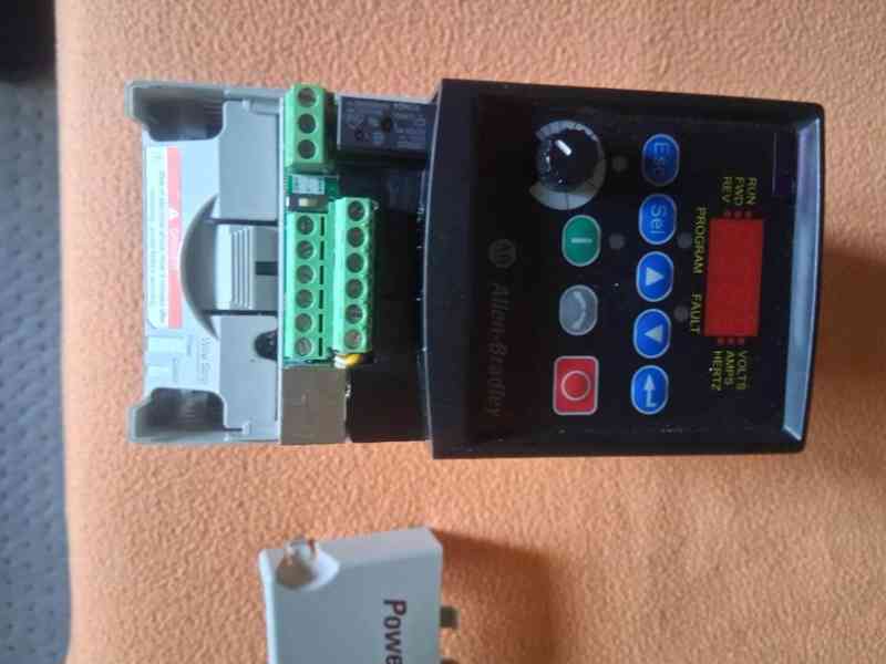prodám frekvenční měniče PowerFlex 4 - foto 2