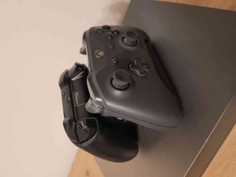 Xbox ONE X v super stavu - foto 4