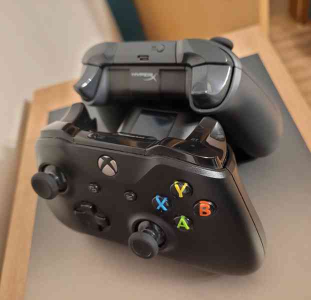 Xbox ONE X v super stavu - foto 6