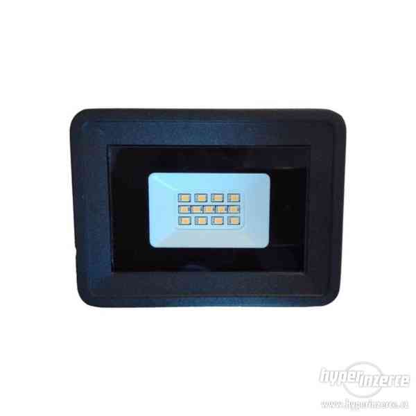 Ultratenký LED reflektor černý 10W 850lm teplá - foto 1
