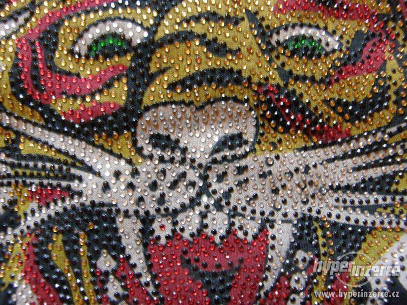 Luxusní mikina s potiskem a kamínky na zádech - M - foto 3