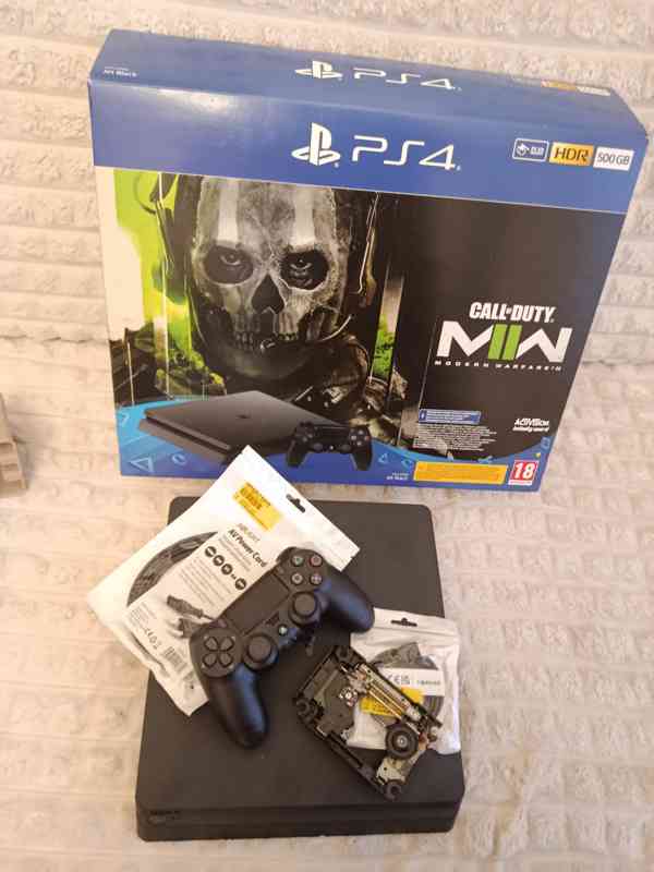 PS4 Slim čti více. - foto 1