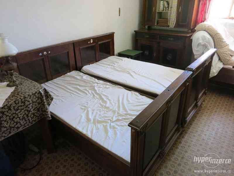 Sestava starožitného nábytku do ložnice postele - foto 1