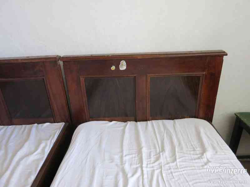 Sestava starožitného nábytku do ložnice postele - foto 2