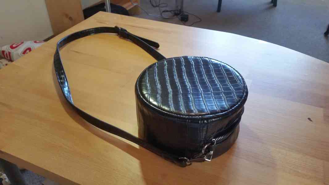 kabelka kulatá černá - foto 2