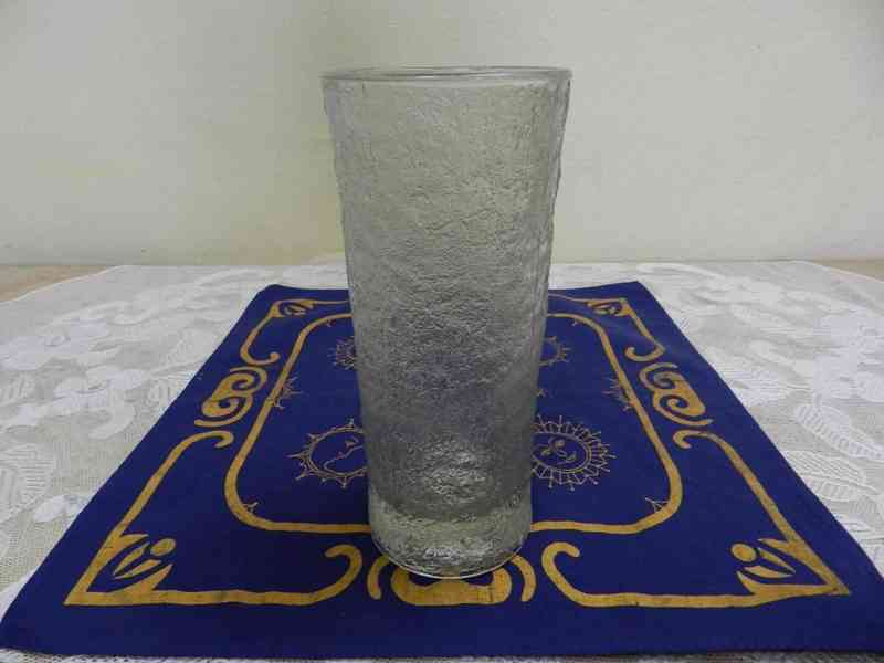 Hezká reliéfní matovaná Váza z čirého skla - foto 1