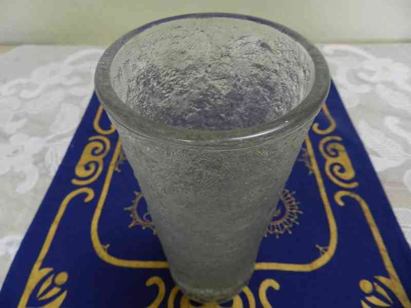 Hezká reliéfní matovaná Váza z čirého skla - foto 2
