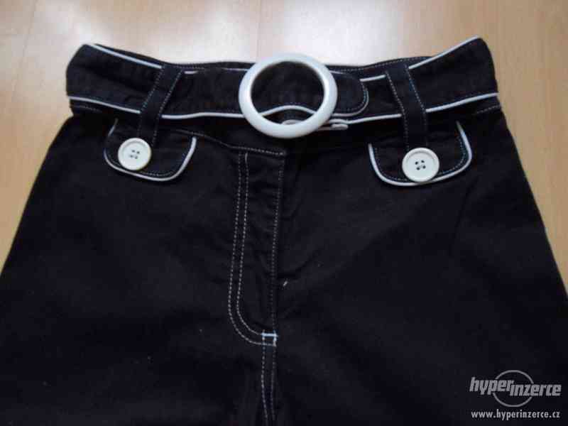 Kalhoty černé v pase s bílou přezkou - foto 2