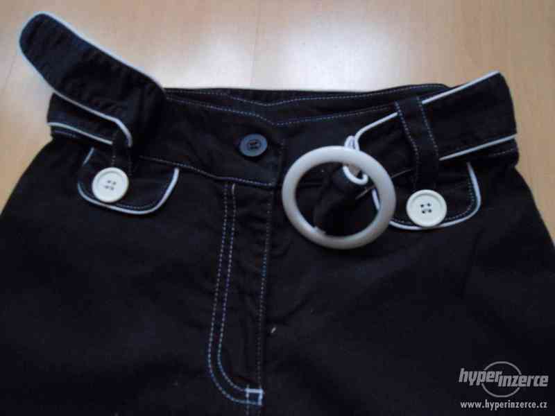Kalhoty černé v pase s bílou přezkou - foto 3