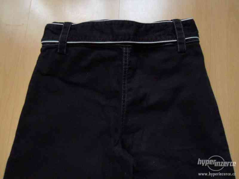Kalhoty černé v pase s bílou přezkou - foto 5