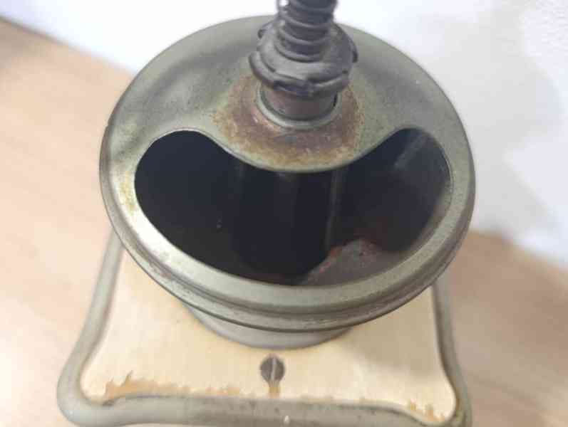 Starý mlýnek na kávu IDEAL se štítkem, patina - foto 8