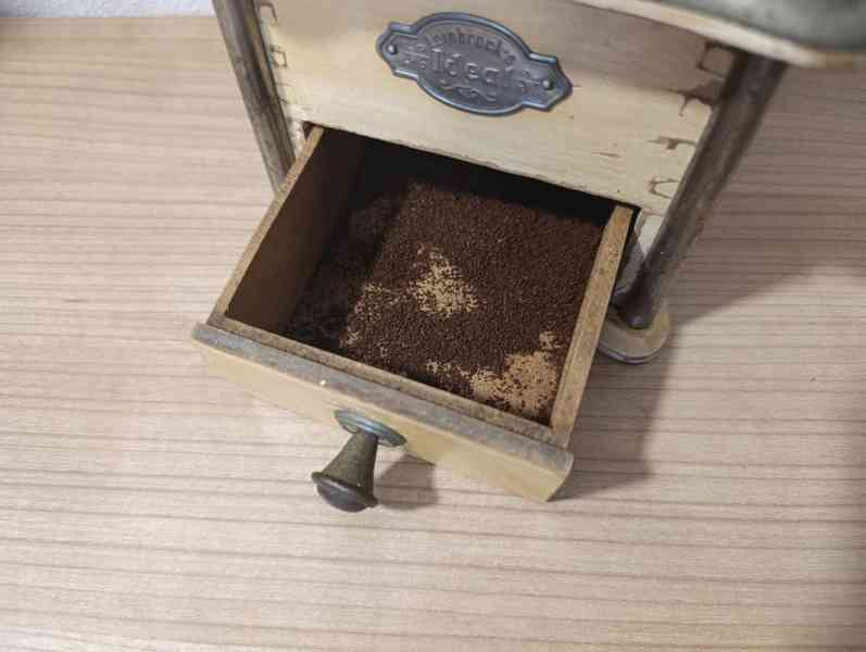 Starý mlýnek na kávu IDEAL se štítkem, patina - foto 16
