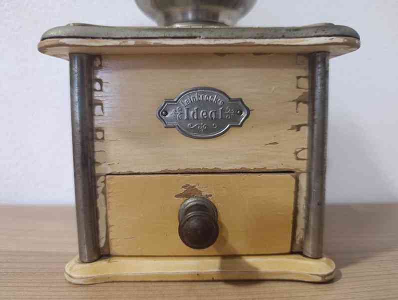 Starý mlýnek na kávu IDEAL se štítkem, patina - foto 2