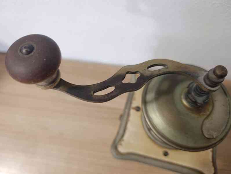 Starý mlýnek na kávu IDEAL se štítkem, patina - foto 12