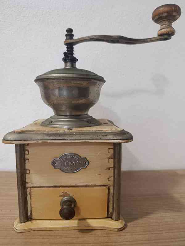 Starý mlýnek na kávu IDEAL se štítkem, patina - foto 17