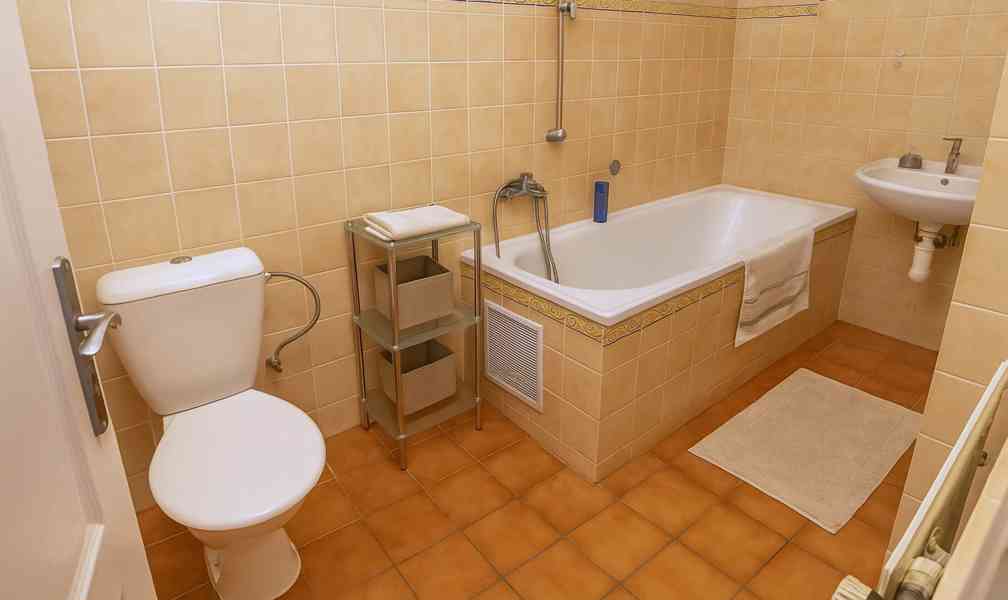Pronájem prostorného podkrovního bytu 6+1, 171 m² – Krupská - foto 11