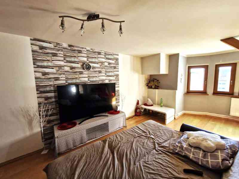 Pronájem prostorného podkrovního bytu 6+1, 171 m² – Krupská - foto 2
