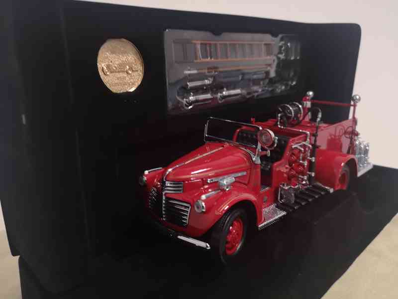 Model hasičského auta 1:24, veterán GMC 1941 - foto 4