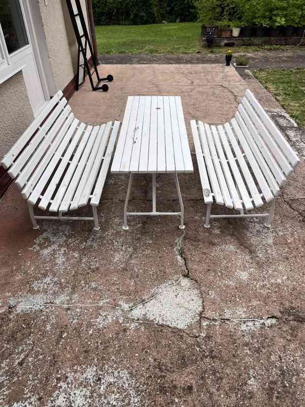Masivní zahradní set (stůl + 2 lavice) – kovová konstrukce - foto 2