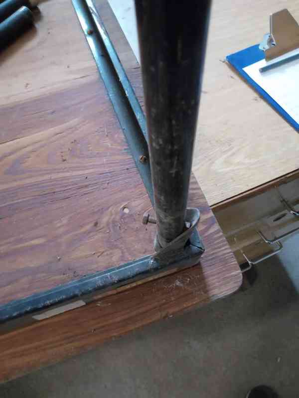stůl se železnými nohy - foto 3